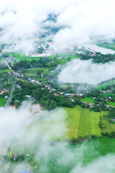 Αεροφωτογραφία Ενός Χωριού Και Πράσινο Ρύζι Ορυζώνες Περίοδο Βροχών Υψηλή — Φωτογραφία Αρχείου