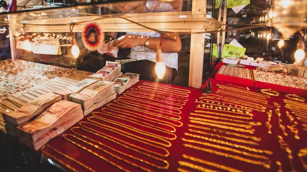 Khmer Woman Jeweller Counting Cambodia Riels Banknote Her Gold Shop — Stock Photo, Image