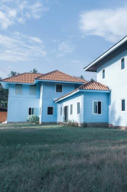 Eski, açık mavi ahşap bir evin, bahçeli, tropikal ahşap bir evin manzarası. Doğu Tayland 'da kırsal.