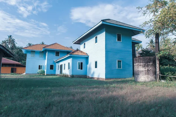 Exterior Pitoresco Uma Antiga Casa Madeira Azul Claro Casa Madeira — Fotografia de Stock