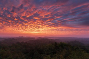 Gün doğumunda dağların üzerinde dramatik bulutlar. Sabah gökyüzünde sihirli dalgalar bulutlar. Kuzey Tayland. Tatiller, tatiller, turizm kavramları. Bulutlara odaklan.