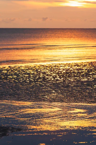 Ein Ruhiger Sommerstrand Bei Sonnenuntergang Dramatische Spiegelung Des Himmels Bei — Stockfoto