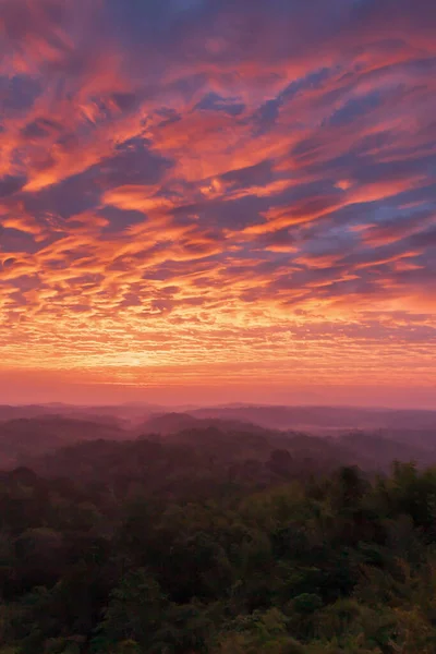 Dramáticas Nubes Cielo Del Amanecer Sobre Las Montañas Ondulaciones Mágicas —  Fotos de Stock