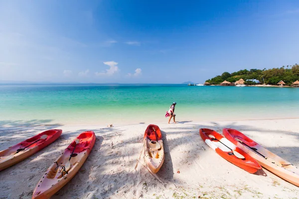 阳光明媚的夏天 女游客赤脚在热带海滩上散步 独木舟在沙滩上 奢华的度假胜地在背景上 泰国Koh Talu岛 旅游概念 — 图库照片