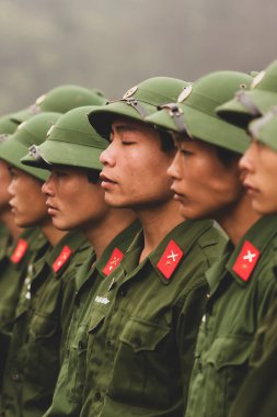 Dien Bien Phu, Vietnam - 26 Şubat 2012: Vietnam askerleri Dien Bien Phu Muharebesi 'nde Fransa' ya karşı tarihi zaferlerini kutlarken yürüdüler. Dien Bien.