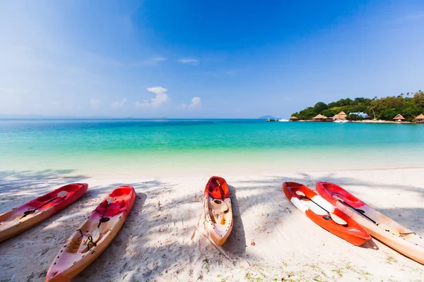 阳光明媚的夏天 海滩上的海皮划艇 背景上的豪华度假胜地 泰国Koh Talu岛 旅游概念 — 图库照片