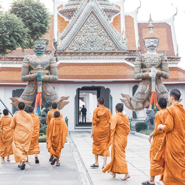 Groupe Moines Bouddhistes Novices Visitant Wat Arun Temple Aube Les — Photo