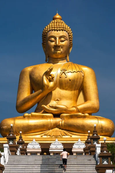 Turistas Visitando Imagen Gigante Bronce Buda Con Karana Mudra Posición —  Fotos de Stock