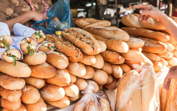 Baguette Frans Brood Verkopen Laos Stijl Een Natte Markt Vientiane — Stockfoto