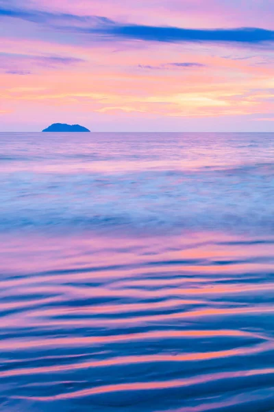 Вид Море Тропического Пляжа Закате Цветное Отражение Заката Океанских Волнах — стоковое фото
