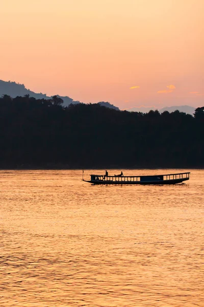 Мандрівники Відпочивають Даху Місцевого Поромного Човна Річці Меконг Сутінках Луанґпхабанґ — стокове фото