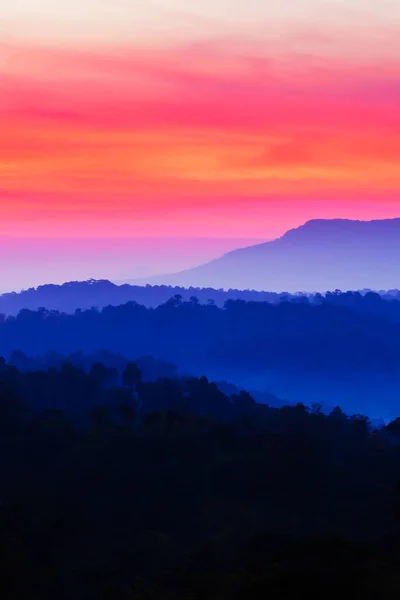 Cenário Montanhas Azuis Contra Céu Colorido Nascer Sol Ondulações Abstratas — Fotografia de Stock