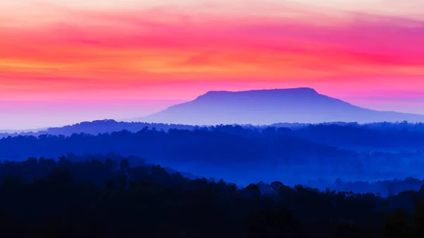 Cenário Montanhas Azuis Contra Céu Colorido Nascer Sol Ondulações Abstratas — Fotografia de Stock