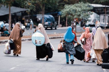 Tayland-Malezya sınırı yakınlarındaki gümrüksüz pazardan bir grup turistin teçhizat satın almasına bakıyorum. Satun, Güney Tayland.