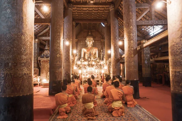 Буддийские Монахи Послушники Вечерней Молитвы Поют Древнем Храме Ват Сиенг — стоковое фото