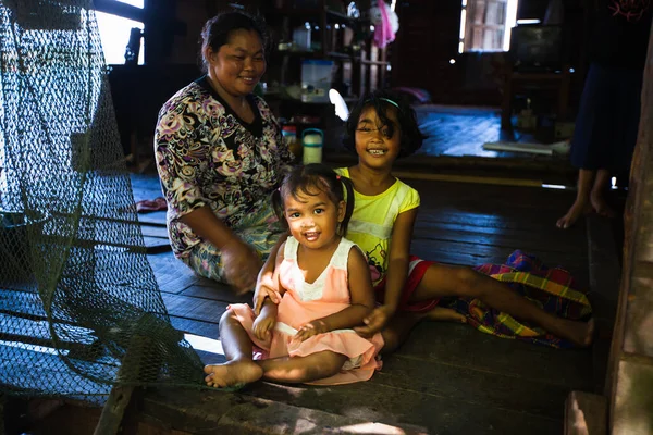 Ranong Tajlandia Marca 2013 Rodzina Moken Swoim Domu Wyspie Pobliżu — Zdjęcie stockowe