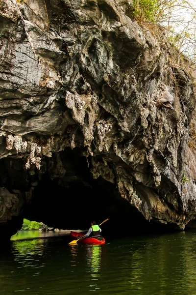 Kayaking Μέσα Από Νησί Κανάλι Μια Βαθιά Λιμνοθάλασσα Που Περιβάλλεται — Φωτογραφία Αρχείου