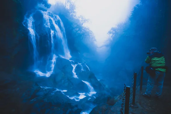 Homem Turístico Tirando Fotos Com Câmera Frente Uma Cachoeira Nevoeiro — Fotografia de Stock