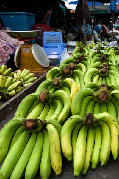 Sprzedaż Świeżych Dojrzałych Bananów Cavendish Innych Owoców Lokalnym Rynku Mokrym — Zdjęcie stockowe