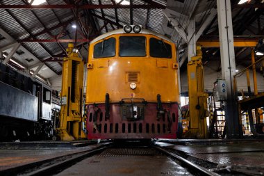 Thonburi Lokomotif Deposu 'nun içindeki eski bir lokomotifin ön görüntüsü, Bangkok Noi, Tayland.