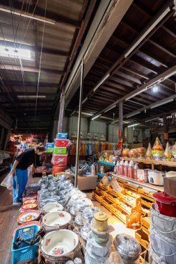 Samut Prakan, Tayland - 6 Eylül 2025: Eski Bang Phli Yüzen Pazarı 'nda seyahat ederken yerel alışveriş yapan turistler. Bang Phli.