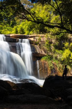 Gün doğumunda Tat Hueang şelalesinin manzarası. Şelale Tayland ve Laos arasındaki sınırda. Na Haeo, Loei Eyaleti.