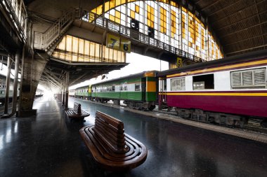 Bangkok Tren İstasyonu 'nun yoğun saatlerden sonraki görüntüsü, ilk Bangkok Tren İstasyonu' nun bulunduğu yerdi. Tayland.
