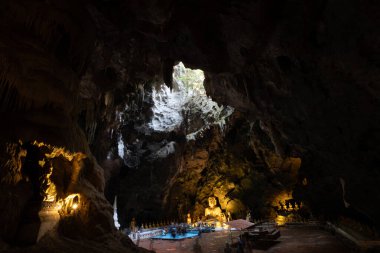 Tham Khao Luang 'ın girişi ve salonu, mağara tapınakları, ve Phetchaburi, Tayland' da ibadet yerleri..