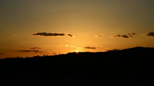 Ήλιο να δύει στα βουνά ένα όμορφο απόγευμα με σύννεφα στο ηλιοβασίλεμα — Αρχείο Βίντεο