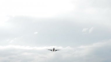 Bulutlu bir günde düşük irtifada uçan uçak iniş