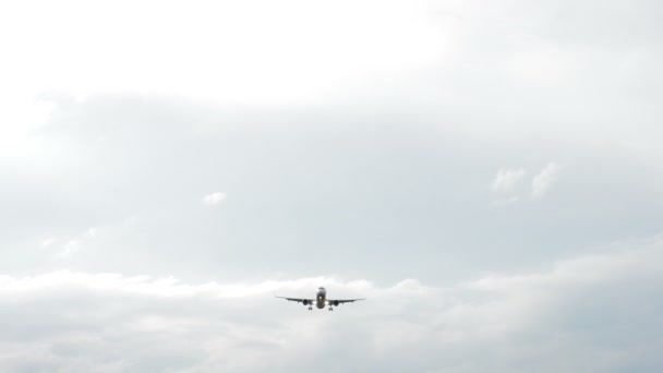 Avião pousando voando a baixa altitude em um dia nublado — Vídeo de Stock