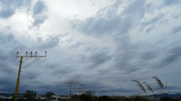 Puestos de luz del aeropuerto y nubes en el cielo al atardecer — Vídeos de Stock