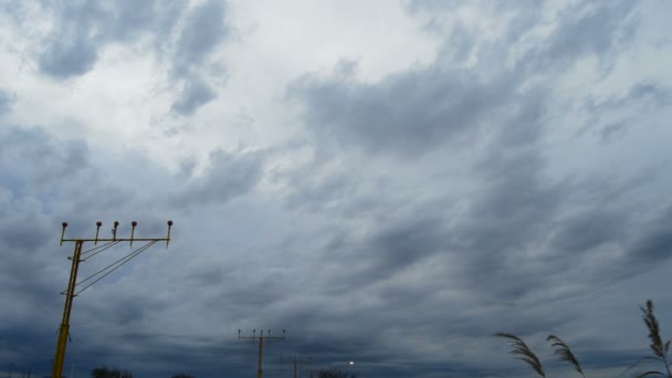 Avión aterrizando volando a baja altitud en un día nublado — Vídeos de Stock