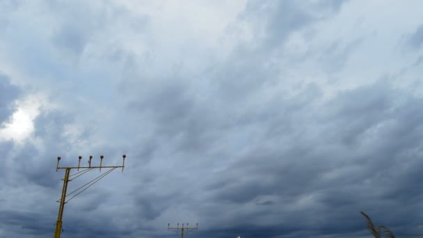 Avión volando a baja altitud aterrizando en un día nublado — Vídeos de Stock