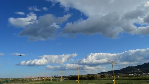 Vliegtuig opstijgen vanaf landingsbaan luchthaven op een bewolkte avond — Stockvideo