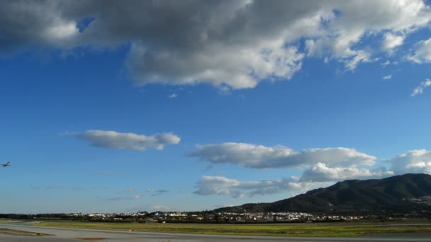 Avión despegando del aeropuerto de la pista en una noche nublada — Vídeos de Stock