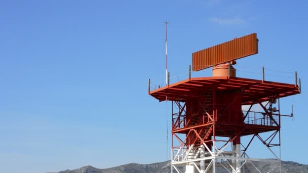 Torre com radar girando no aeroporto no dia ensolarado — Vídeo de Stock