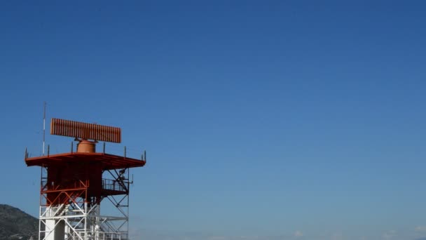 Radar em torre de telecomunicações girando em dia ensolarado — Vídeo de Stock