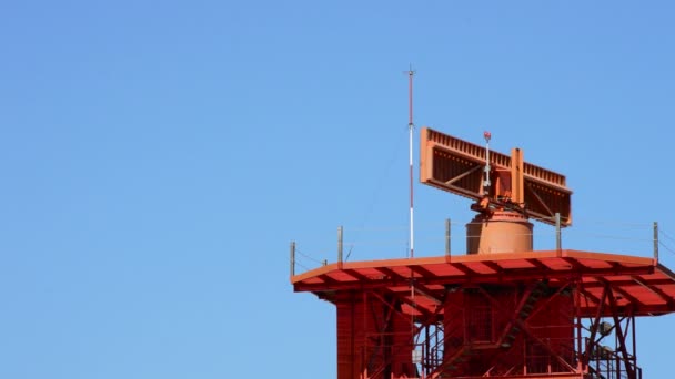 Avión de pasajeros despegando sobre torre de telecomunicaciones con radar giratorio — Vídeos de Stock