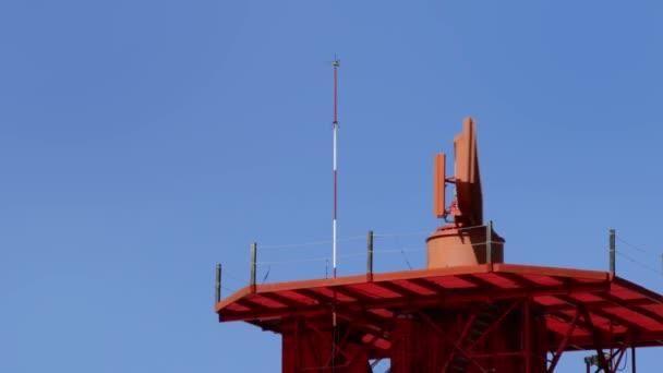 Avión de pasajeros despegando sobre torre de radar — Vídeos de Stock