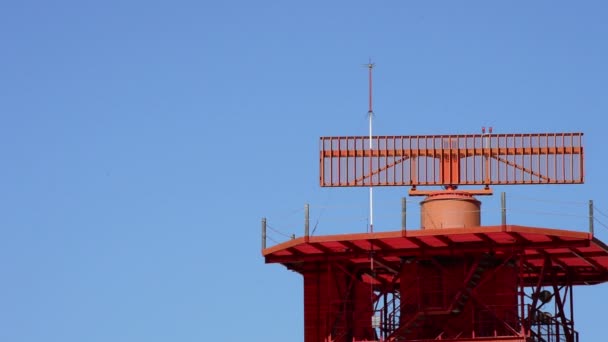 Avião decolando com radar girando em uma torre de telecomunicações — Vídeo de Stock