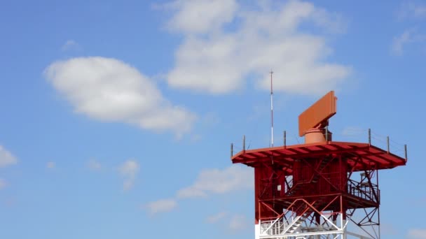 Torre de radar girando no dia ensolarado — Vídeo de Stock