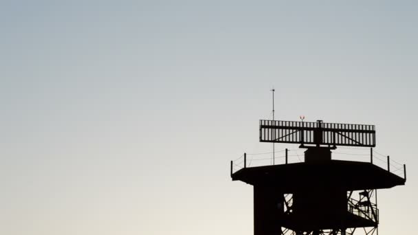 gyroscopie radar dans la tour des télécommunications à l'aéroport au coucher du soleil 