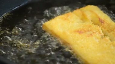 Bir tavada tost ekmeği ile kaynar yağ ile pişirme