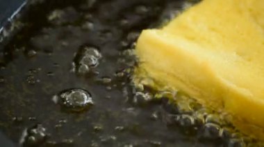 Bir tavada tost ekmeği ile pişirme kaynar, yağı ile detay