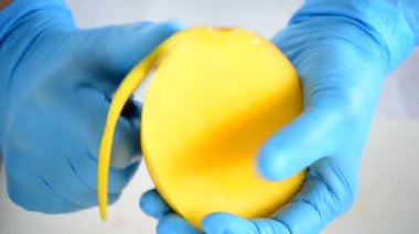 Şef bir bıçakla bir Mango meyve soyma