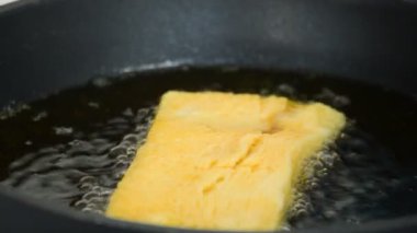 Bir tost yemek Şef reçel dolum ekmek ve süt ve yumurta bir tavada daldırma