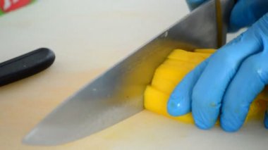 Şef kesme mango meyve mutfak smalls parçasının içine bir bıçakla eller