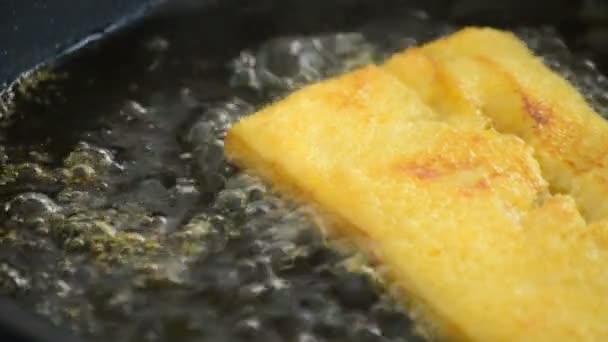 Matlagning med en toast bröd i en kastrull med kokande olja — Stockvideo