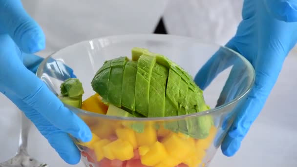 Přidání citronové šťávy na avokádo recept — Stock video